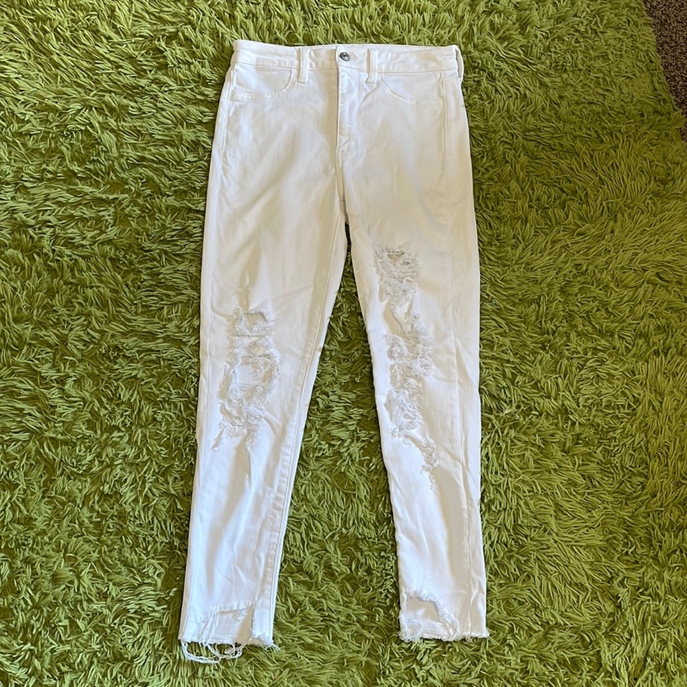 white ripped jeans in a size 6, nice fit, super cute with a belt around them!